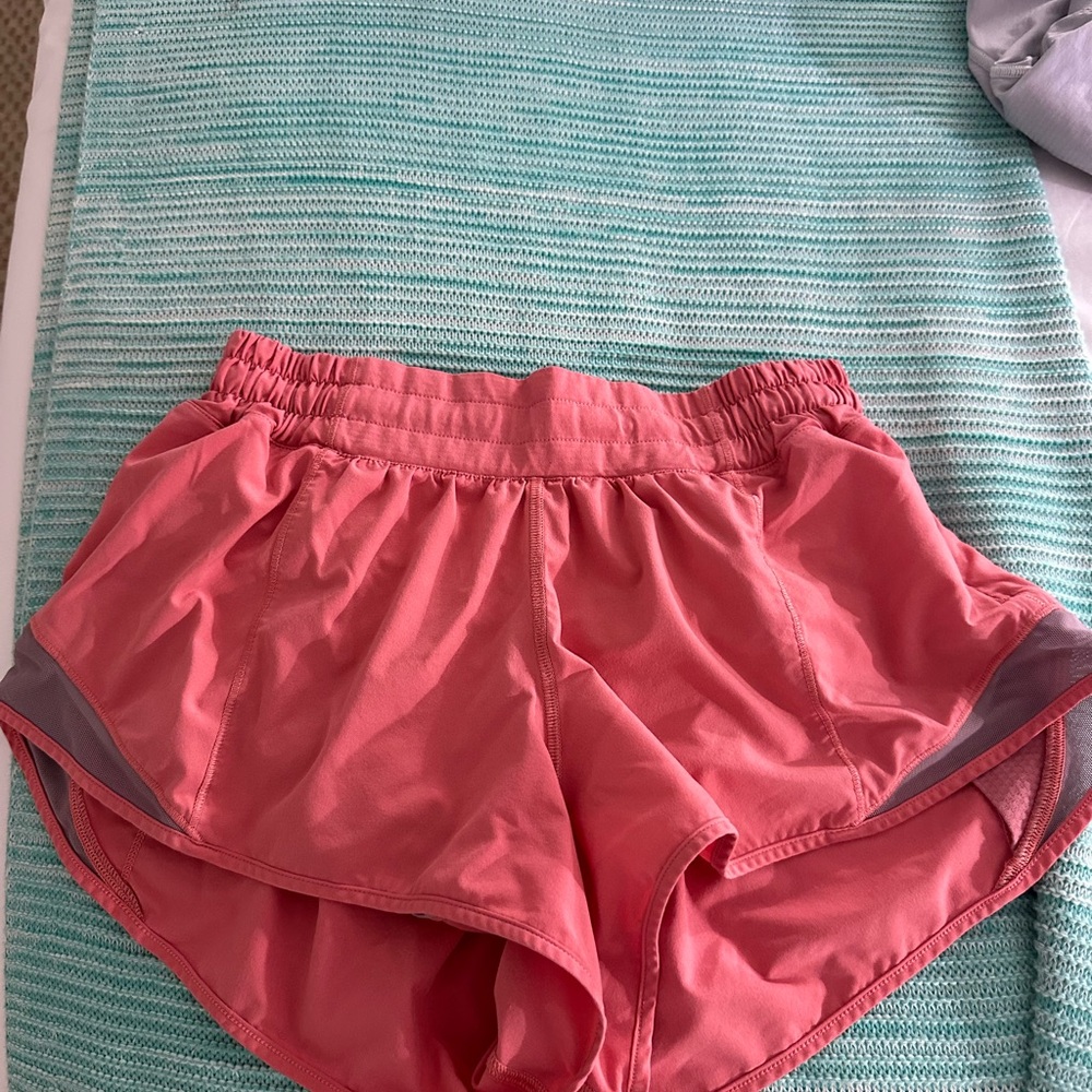 Lululemon Women’s Hotty Hot shorts 2.5 inch size 6